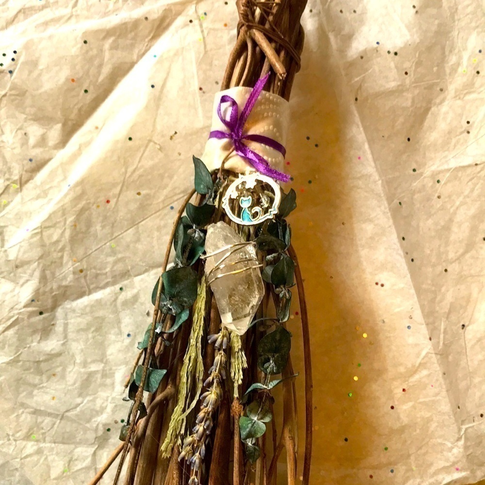 WICCA 𝅺BESOM 🧹 w/cat charm & clear crystal